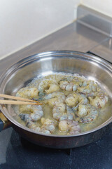 エビをフライパンで焼く(ガーリックシュリンプ)・焼き始めでエビの色が赤くなる前