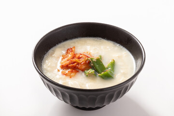 キムチとオクラの胡麻和えを乗せた豆腐スープ