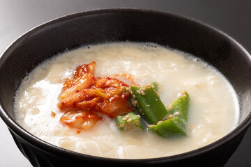キムチとオクラの胡麻和えを乗せた豆腐スープ