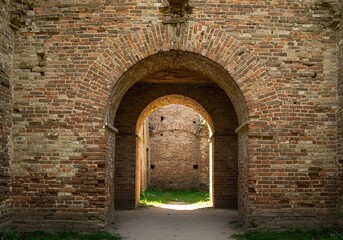 Obraz premium Multiple brick arches form a tunnel in an abandoned old construction