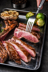 구운 소고기 티본 스테이크 요리