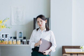 飲食店で悩む若い女性のスタッフ