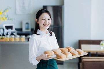 カフェで働く若い女性