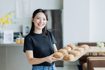 カフェでパンを販売する若い女性