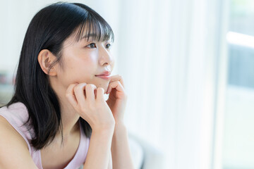 スキンケアをする女性