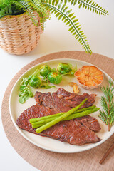 구운 소고기 꽃등심 스테이크 연출이미지