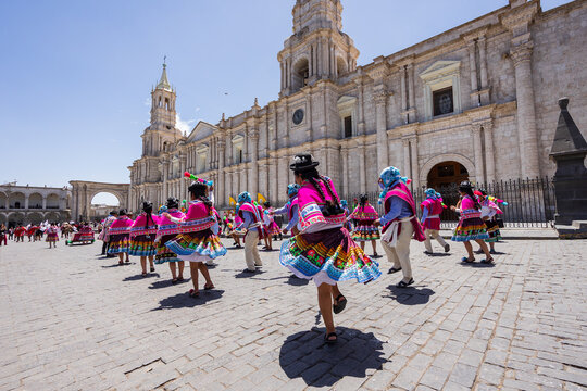 Photographs and postcards of the Plaza de Armas in Arequipa, the White City of Peru, a vacation destination with stunning views of volcanoes and the Andean snow-capped peaks