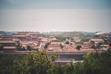 Obraz premium A serene overview of The Palace Museum in Beijing, showcasing expansive rooftops and historical architecture. The iconic structures provide a view into a distant era.