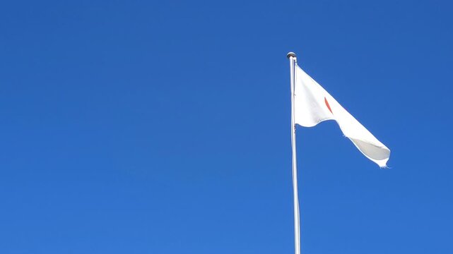 日章旗がメインマストに翩翻と翻るイメージ