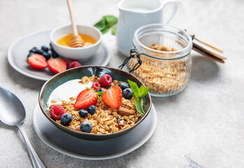 Healthy breakfast bowl with granola, yogurt, and berries