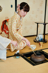 茶道体験をする着物姿の20代女性