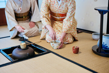 茶道体験をする着物姿の20代女性