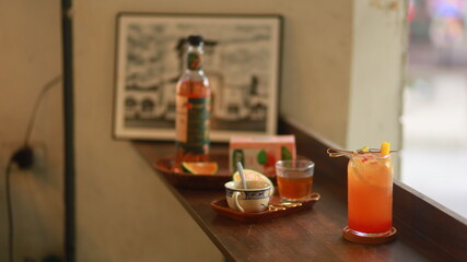 Peach tea and lots of decorations on the side