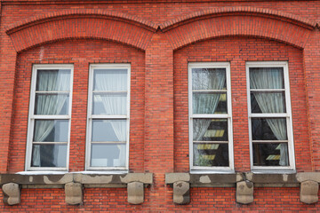 時代を重ねた古い家の窓