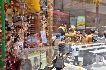 リサイクルショップのウインドウ越しに見える子供神輿