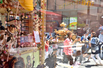 リサイクルショップのウインドウ越しに見える子供神輿