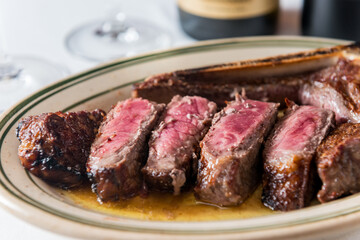 ジューシーなTボーンステーキの断面 / Juicy T-bone Steak Cut