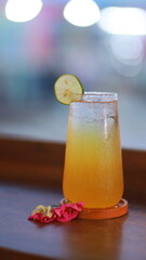 trà chanh được chụp vào buổi tối