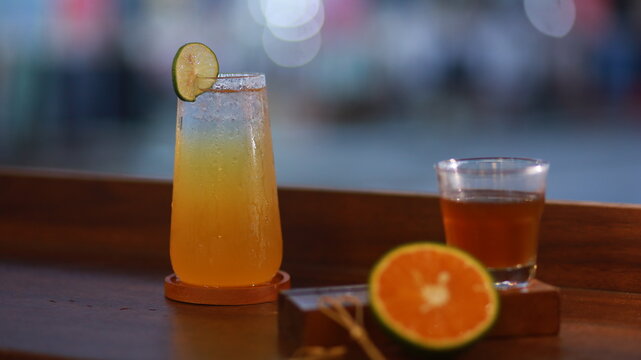 tr&agrave; chanh v&agrave;o buổi tối tại qu&aacute;n cafe