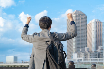 ガッツポーズをする男性