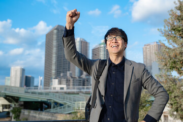 ガッツポーズをするカジュアルな服装の男性