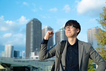 ガッツポーズをするカジュアルな服装の男性