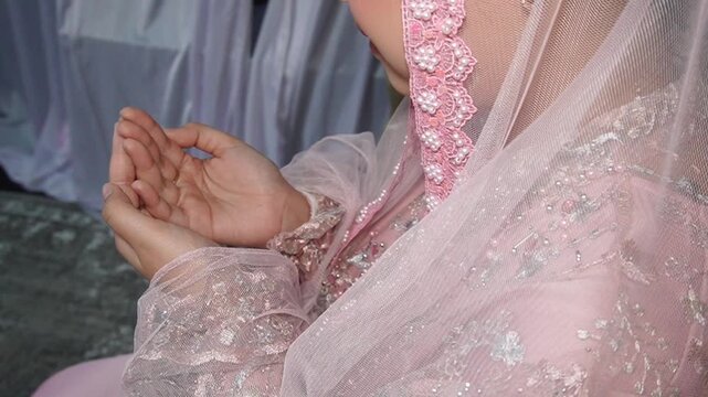 The bride-to-be raises her hands in prayer for the smooth running of the entire event before the start of the Siraman ceremony
