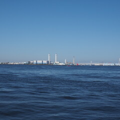 Fototapeta premium Yokohama Port Skyline and Blue Sea 横浜港と青い海の景観 