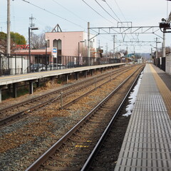 Local train station platform with railway tracks and remaining snow ローカル線 駅ホーム 線路と残雪