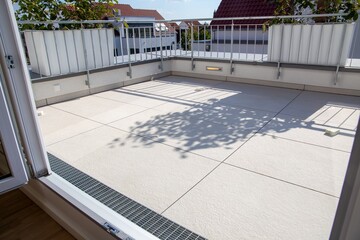 Balkon mit großen hellen Balkonfliesen an einem Einfamilienhaus