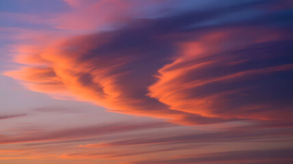 Obraz premium Captivating Cloudscape Warm Hues Painting the Sky at Sunset