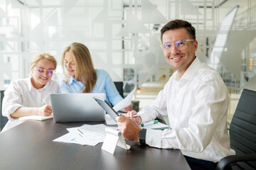 Obraz premium Group collaboration in a modern office setting during a work meeting