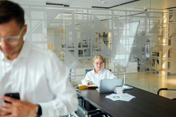 Obraz premium Office workers engaged in a collaborative meeting at a modern workspace