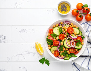 ensalada mediterránea con tomates cherry, aceitunas negras, pepino, cebolla roja y queso feta, ingredientes frescos para estilo de vida saludable y promoción de cocina mediterránea, en fondo blanco