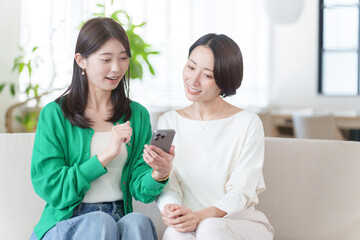 スマホを見せる女性たち