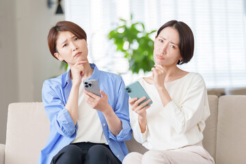 スマホを使う女性たち