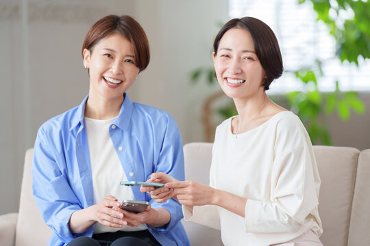 スマホを使う女性たち