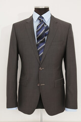 Elegant men's suit displayed on a mannequin, showcasing business attire.