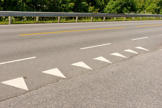 Verkehrszeichen. Haifischz&auml;hne auf der Stra&szlig;e
