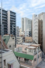 渋谷の雑居ビルとマンション群の街並み