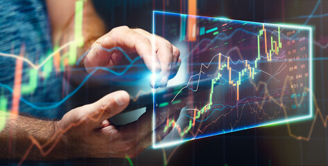 a mano conecta con datos financieros digitales: análisis, decisión y tecnología en tiempo real.Persona toca pantalla de tablet, gráficos financieros holográficos, fondo abstracto con luz y datos.