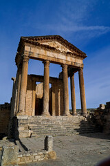 Obraz premium Dougga è uno dei siti architettonici più rappresentativi della Tunisia e il meglio conservato del Nord Africa, dichiarato Patrimonio dell'Umanità dall'UNESCO