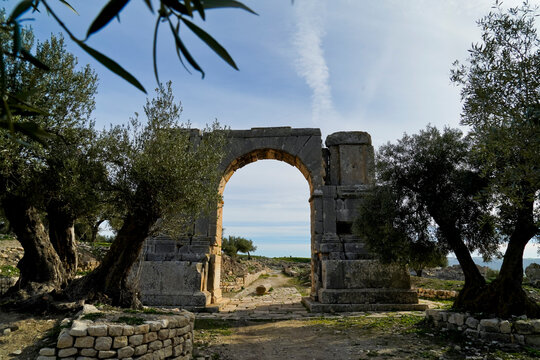 Dougga &egrave; uno dei siti architettonici pi&ugrave; rappresentativi della Tunisia e il meglio conservato del Nord Africa, dichiarato Patrimonio dell'Umanit&agrave; dall'UNESCO