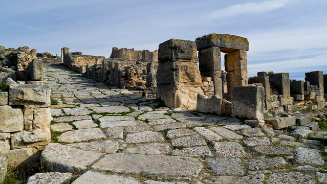 Dougga &egrave; uno dei siti architettonici pi&ugrave; rappresentativi della Tunisia e il meglio conservato del Nord Africa, dichiarato Patrimonio dell'Umanit&agrave; dall'UNESCO