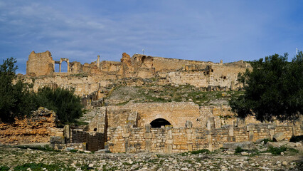 Fototapeta premium Dougga è uno dei siti architettonici più rappresentativi della Tunisia e il meglio conservato del Nord Africa, dichiarato Patrimonio dell'Umanità dall'UNESCO