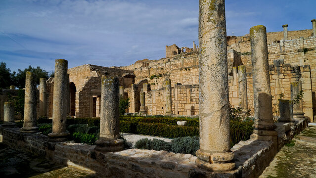Dougga &egrave; uno dei siti architettonici pi&ugrave; rappresentativi della Tunisia e il meglio conservato del Nord Africa, dichiarato Patrimonio dell'Umanit&agrave; dall'UNESCO