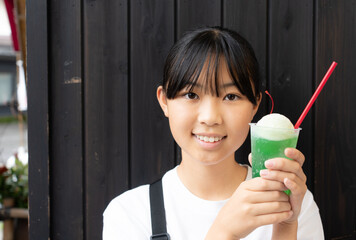 草津温泉旅行で食べ歩きをする10代の女性