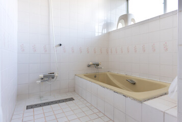 住宅リフォーム前の古いバスルーム