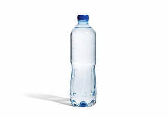 Naklejka premium Clear plastic bottle filled with refreshing water and blue cap