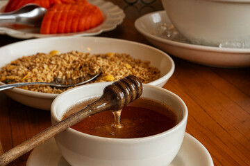Mel em mesa de café da manhã
